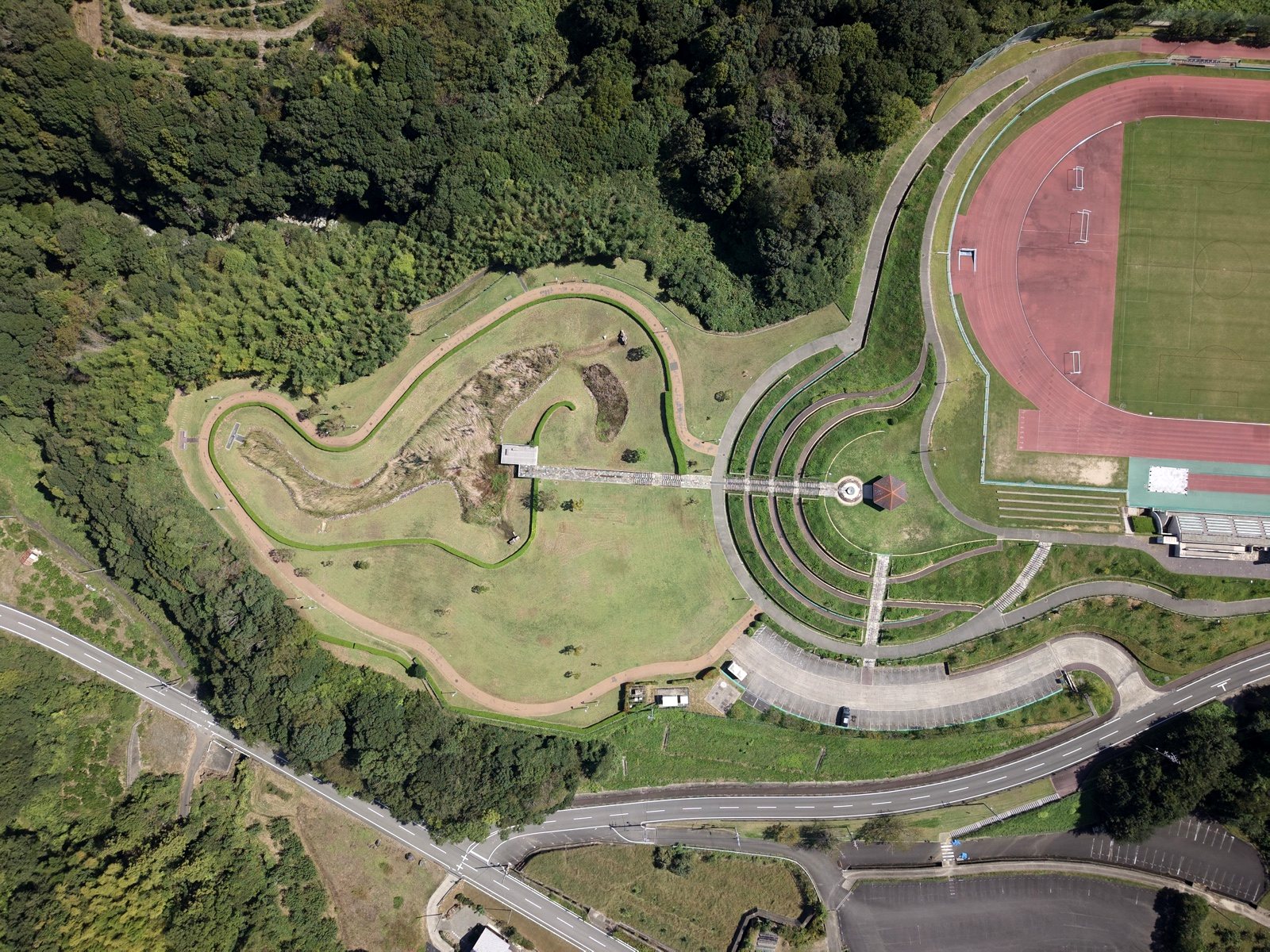 上空から見た桃源郷運動公園の芝生広場と陸上競技場