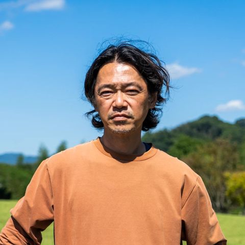 芝生に立つ加藤修司
