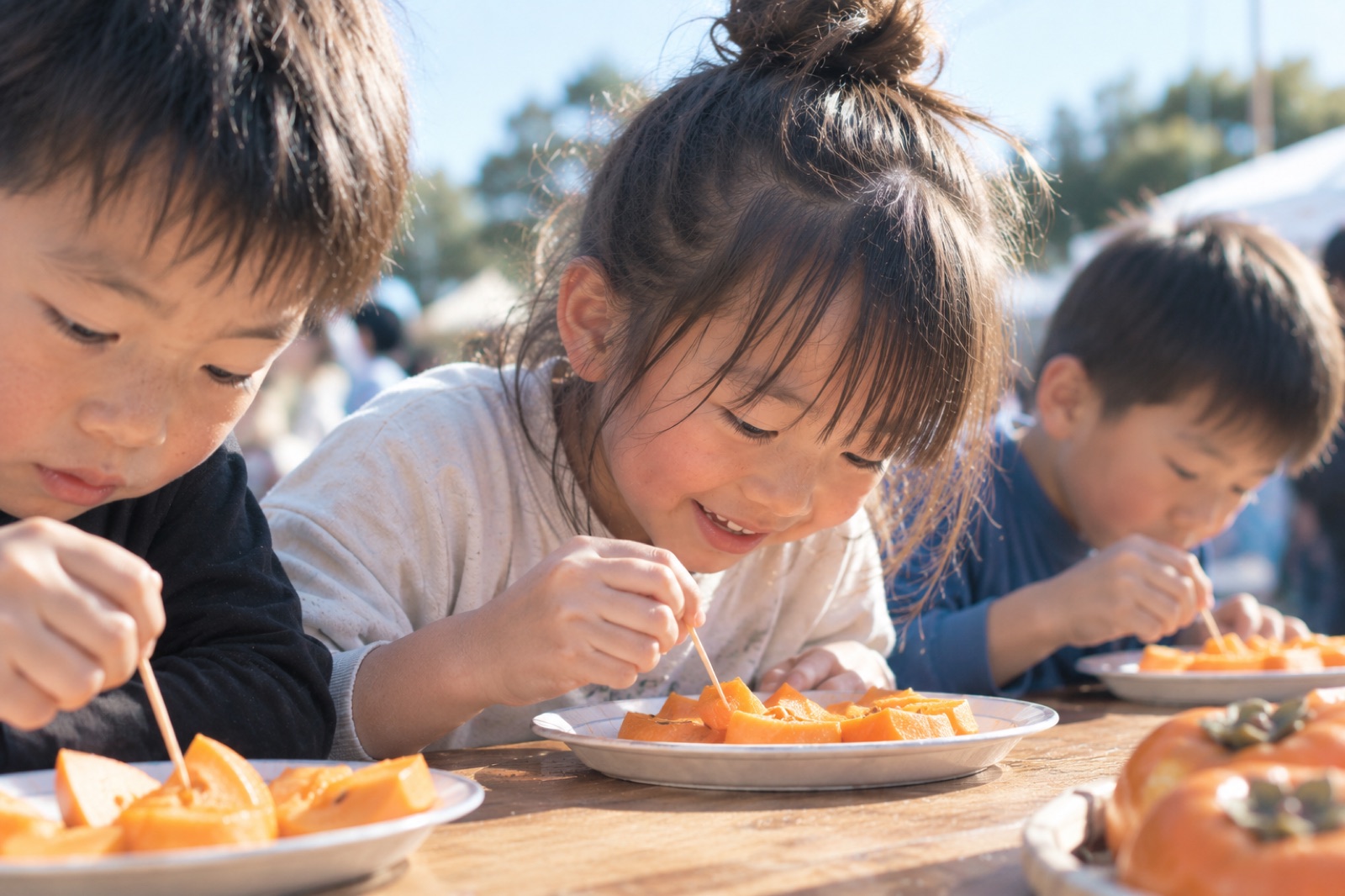 柿を食べる子どもたち