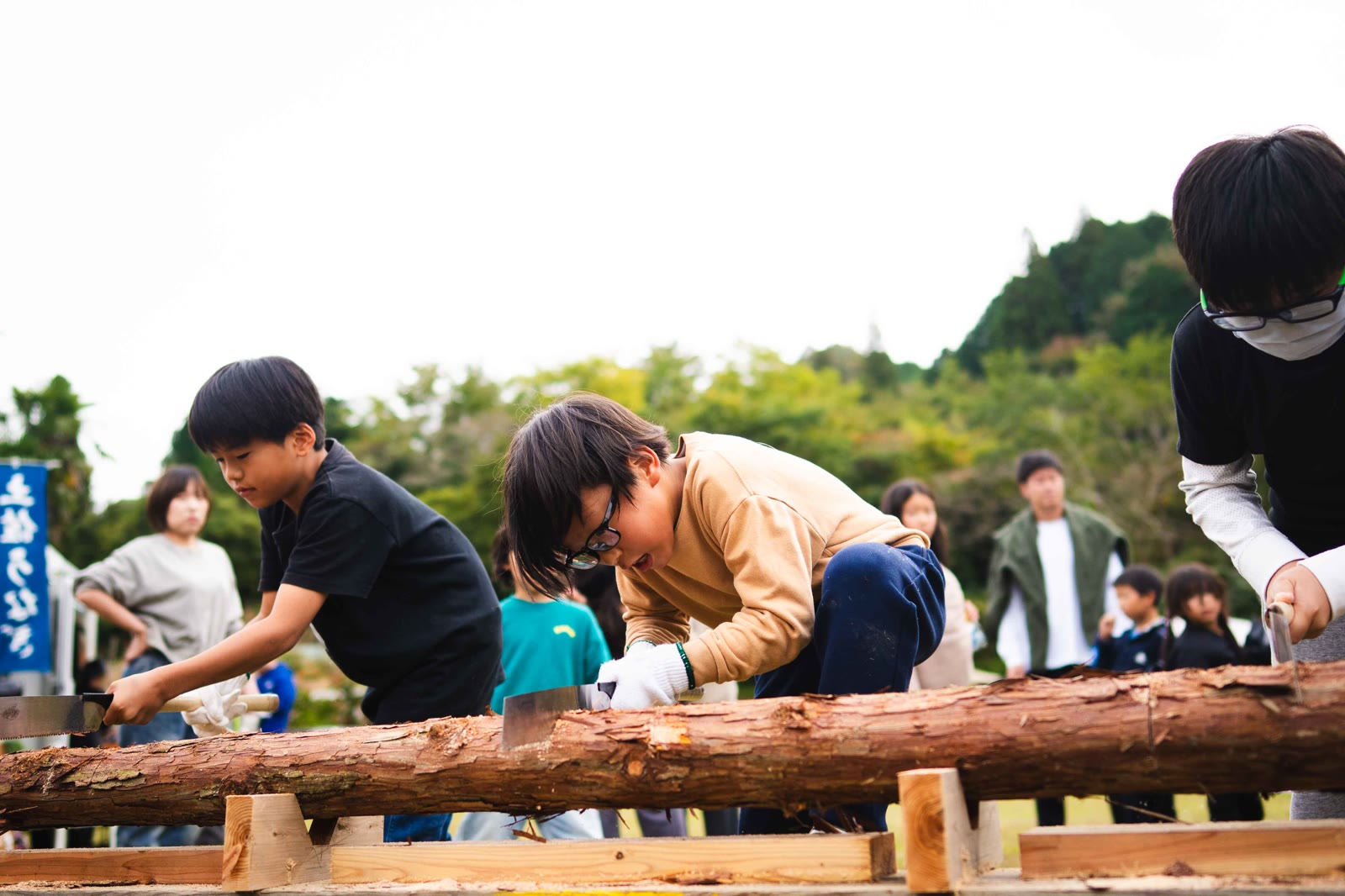 丸太切りに熱中する子どもたち