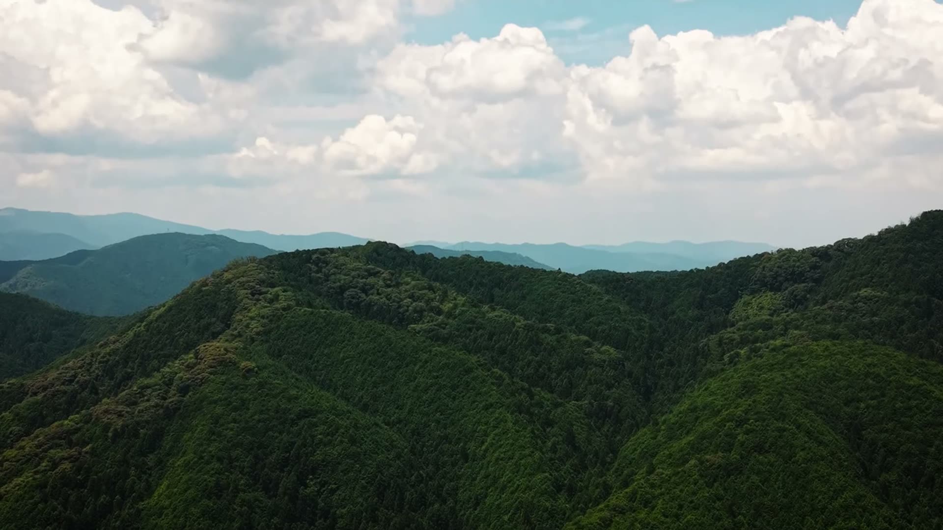紀北の山なみと空